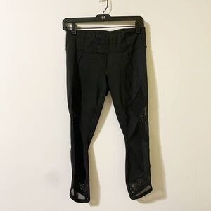 Athleta Size S Black Aura Sonar Cropped Crop Leggings Workout Mid Rise